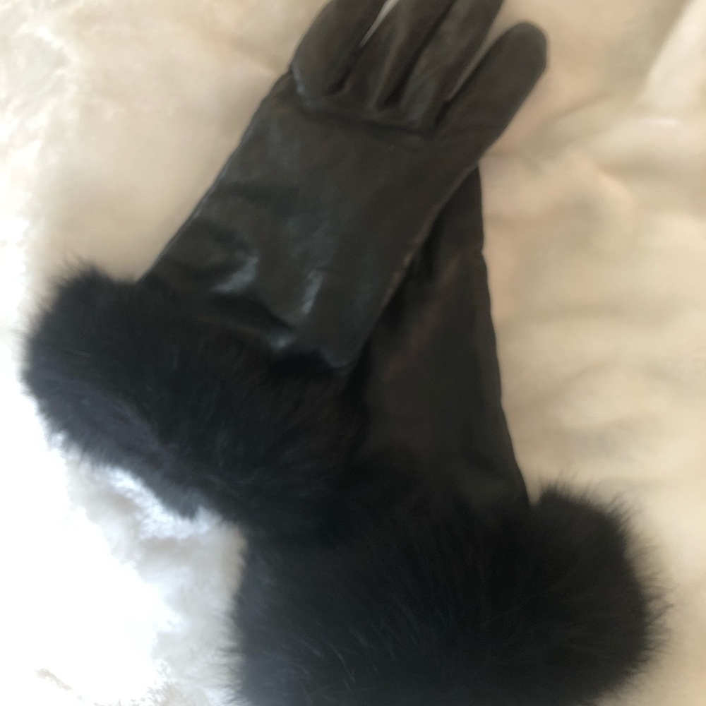 Black Leather Gloves with faux Fur Cuff - Women's Winter Accessory